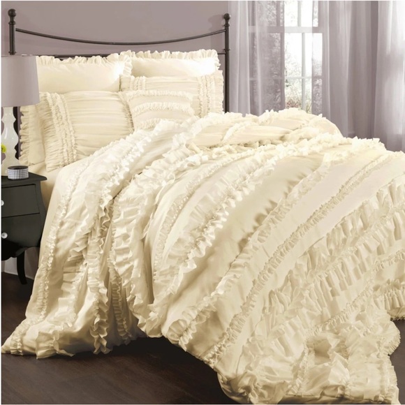 Lush Decor Other - Lush Decor Luxury 4 pc Queen Ruffled Comforter Set